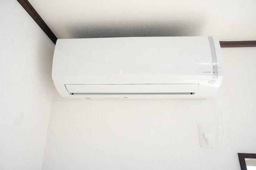 【同仕様写真】新品のエアコンを1台設置しました。入居後すぐに快適に生活できますよ。