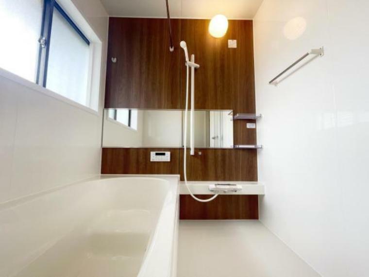 浴室 【新品ユニットバス】浴室はハウステック製の新品のユニットバスに交換しました。足を伸ばせる1坪サイズの広々とした浴槽で、1日の疲れをゆっくり癒すことができますよ。