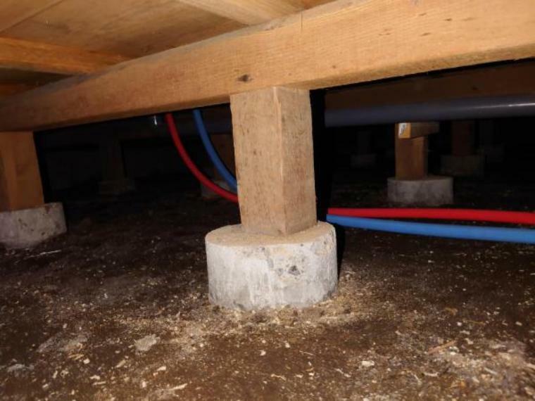 構造・工法・仕様 【床下】中古住宅の3大リスクである、雨漏り、主要構造部分の欠陥や腐食、給排水管の漏水や故障を2年間保証します。その前提で屋根裏まで確認の上でリフォームし、シロアリの被害調査と防除工事もおこないました。
