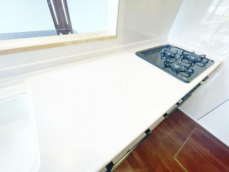 キッチン 【人工大理石天板】キッチンの天板です。高級感がありながらも、割れにくく耐久性のある人工大理石の天板を選びました。また、つなぎ目がなく拭き上げがしやすいので、清潔さが長持ちしますよ。