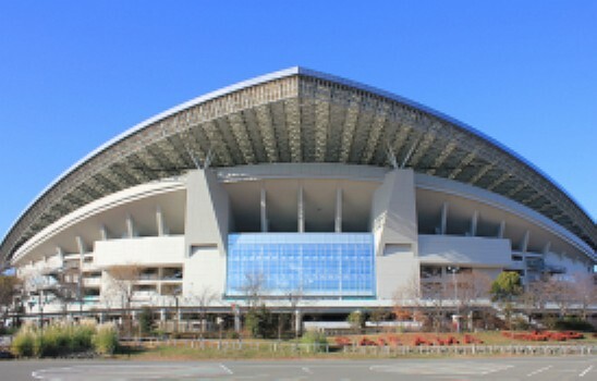 現地から1460m～1470m。　埼玉スタジアム2002　日本で最大のサッカー専用スタジアム。敷地内には広場やフットサルコート、ジョギングコースが整備され、市民の憩いの場として利用されています。