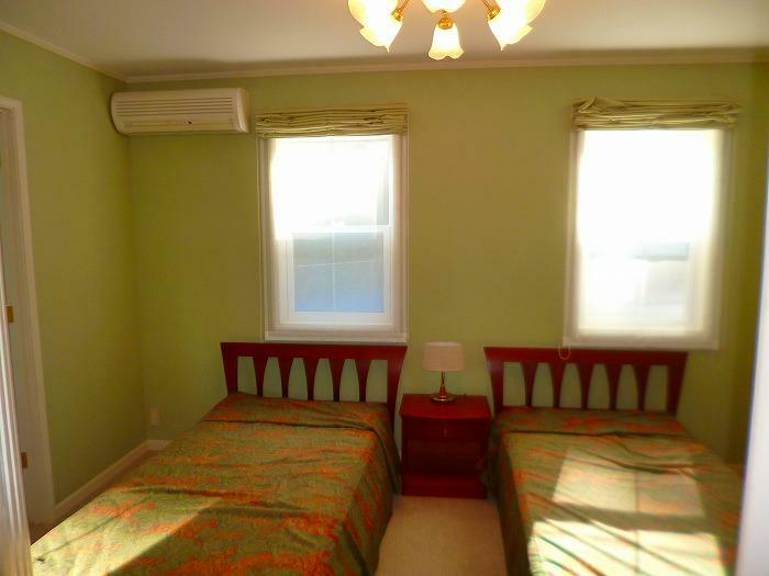 2階洋室　優しいグリーン系のクロスを使用した室内は暖かな陽が入り心安らぐ空間