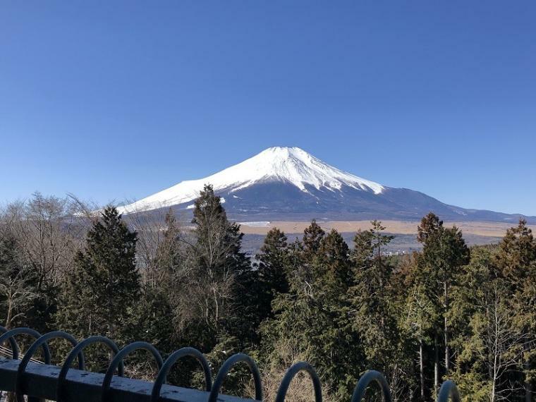バルコニーから富士山を望みます