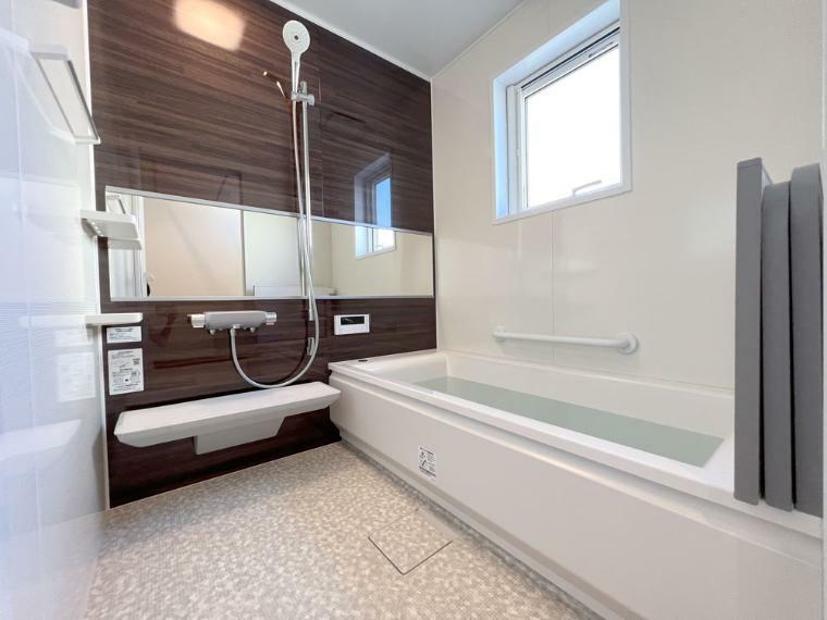 浴室 浴室はTOTO製の『サザナシリーズ』を採用。『ほっカラリ床』は、滑りにくく、床がヒヤッとせず、さらに床の表面に特殊処理がしてあるので、汚れが落ちやすくお手入れ簡単です！ 浴槽は、『魔法びん浴槽』で冷めにくく、時間差で入浴するご家庭も温かいお風呂にゆっくり浸かれます。