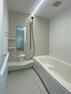 浴室 ベージュのアクセントパネルとライン照明で、スタイリッシュなお風呂に。