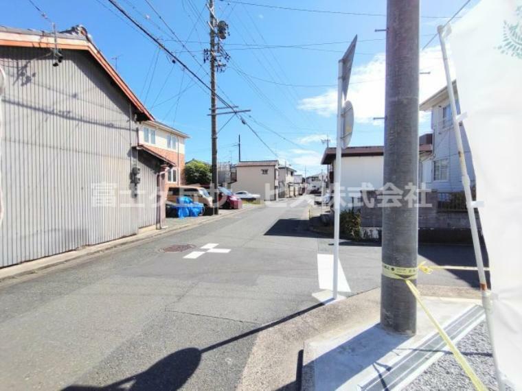 現況写真 前面道路含む現地写真です