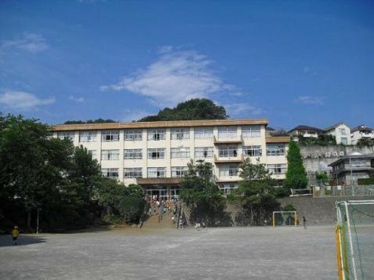 小学校 【小学校】山田小学校まで879m