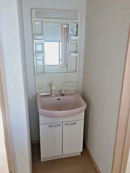 洗面化粧台 2階にも洗面所があり忙しい朝にもとっても便利です。 細かい物を置いて置ける棚が付いた機能的な洗面台。