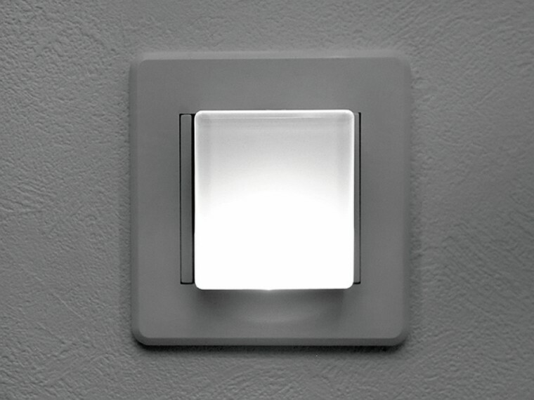 ナイトライト【標準仕様】  夜間や停電時に自動点灯しコンセントから取り外して利用可能。LED採用の省エネ仕様です。
