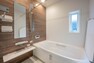 AX浴室  なめらかな光沢が美しい人造大理石のルフレトーン浴槽のバスルーム。冬場でも冷ヤッとしないフロアやお湯が冷めにくい保温構造の浴槽などの快適性能と省エネ性能で、心地よいバスタイムが愉しめます。