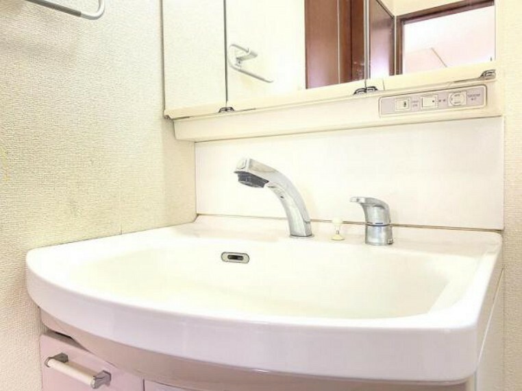 洗面化粧台 ワイドな洗面台は収納力もあり、いつでもすっきりとした洗面室に。