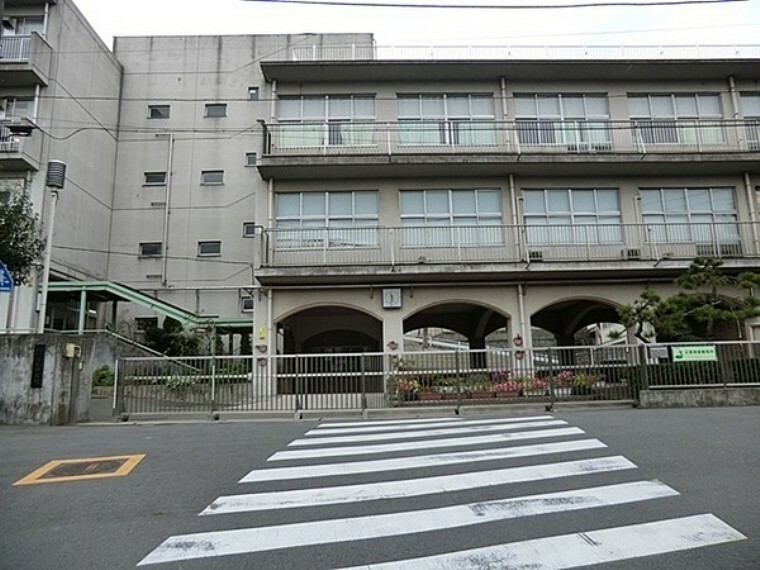 中学校 横浜市立老松中学校 学校教育目標は『一人ひとりが自ら考え判断し行動する力を身につけることで変化する社会を生き抜く 　総合的な力を育みます』