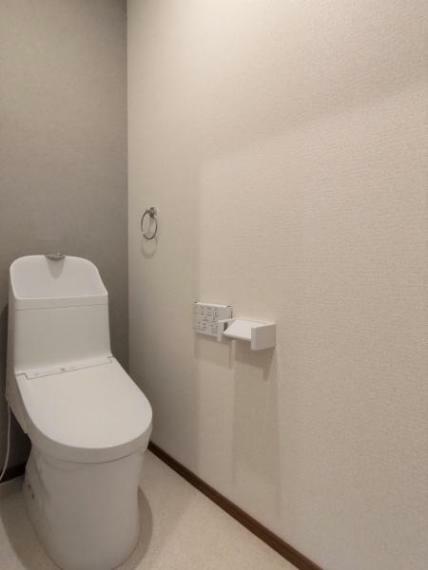 【リフォーム済】トイレはTOTO製の新品に交換しました。壁と天井はクロスの張替を行い、床はクッションフロア張替えで仕上げました。直接肌に触れる部分なので新品は嬉しいですね。