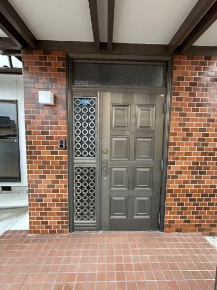 【リフォーム済】玄関は鍵交換を行い、カラーモニター付きのドアホンを設置しました。モニターで玄関にいらしたお客様を確認してから応対できます。防犯面での安全性もばっちりですね。