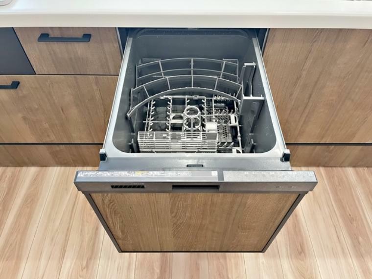 キッチン 食器洗浄乾燥機は時間のかかる食器洗いを楽にしてくれる上に水道代も安くなるスグレモノ