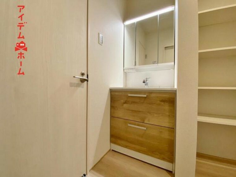 洗面化粧台 ゆとりの洗面スペースで朝の身支度も快適スムーズ。 鏡の裏にはたっぷりと収納スペースを標準装備！