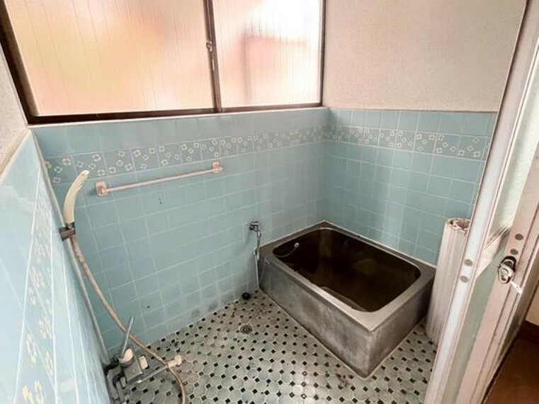 浴室 五右衛門風呂、昔ながらの湯船となっております。