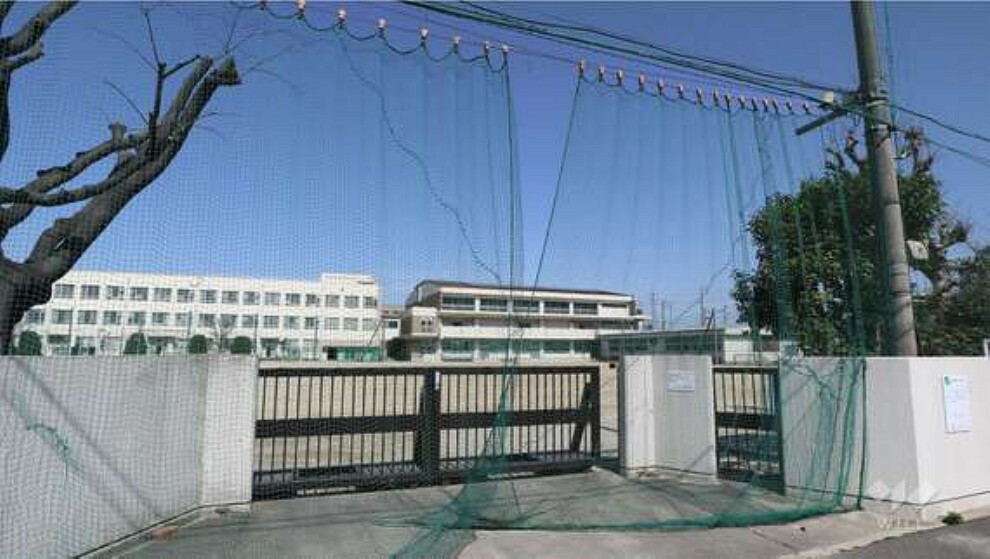 中学校 『港南中学校』は、名古屋臨海高速鉄道あおなみ線「稲永」駅から南西へ徒歩約5分、『港区稲永1丁目』にある中学校です。