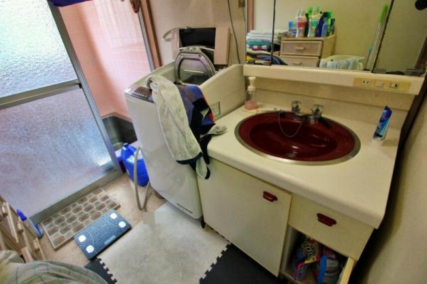 洗面化粧台 ランドリーラックも設置できる洗面スペースです。