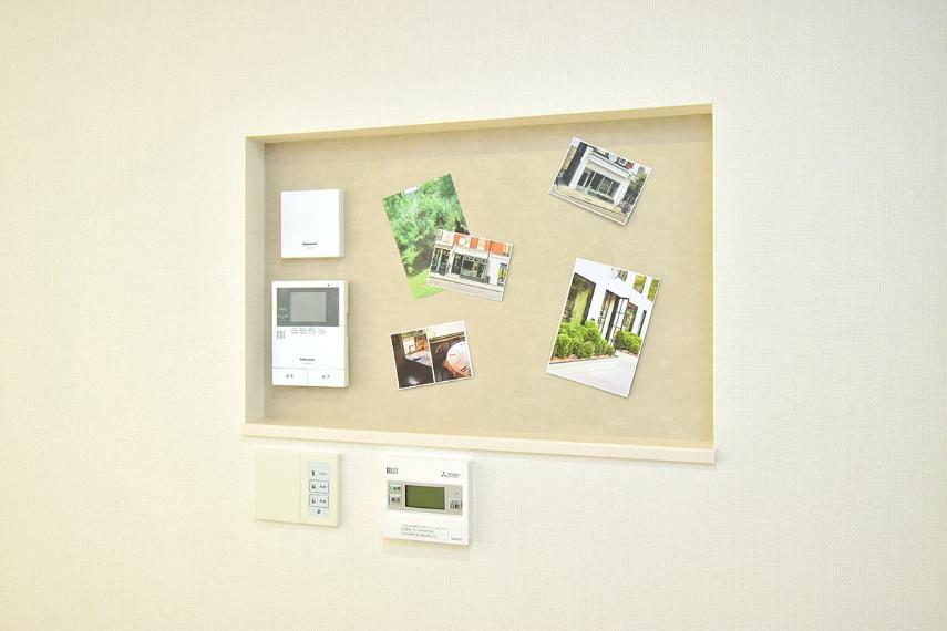 磁石で書類を貼れる、キッチン横のマグネットニッチ（7号地モデルハウス）