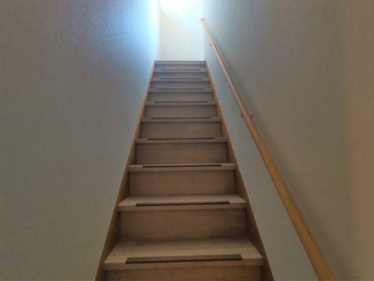 【階段/リフォーム済】階段はクッションフロアを張り滑り止めを設置しました。手摺りも新品になり上り下りが安心して行えます。