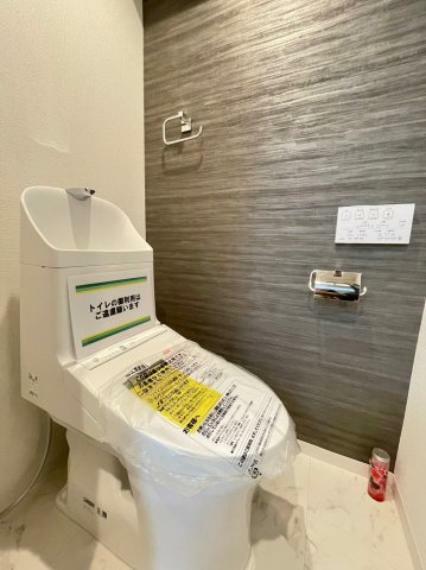 トイレ TOTO製ウォシュレット機能付きトイレです。