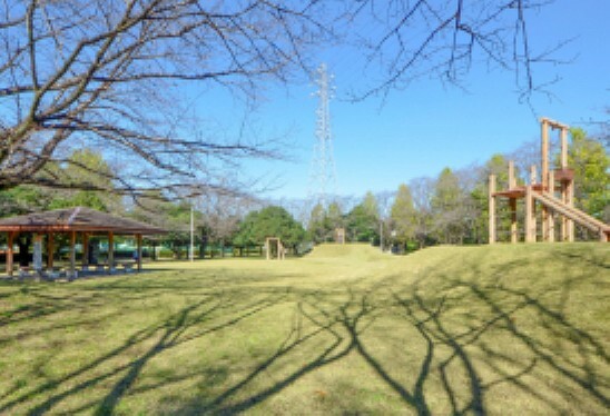 公園 現地から1050m（最長）　中央運動公園　園内には体育館や温水プール、テニスコートなど様々なスポーツ施設があり、市民の健康をサポートしてくれます。