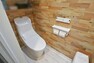 トイレ トイレ。。温水洗浄便座つきなので清潔を保てます。木目調の壁紙がとってもおしゃれでリラックスできる空間になっております。