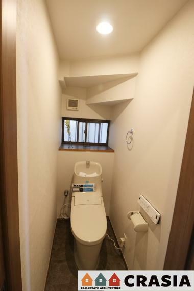 トイレ 1階トイレです。快適な温水清浄便座付。いつも使うトイレだからこそ、こだわりたいポイントです（2023年1月撮影）