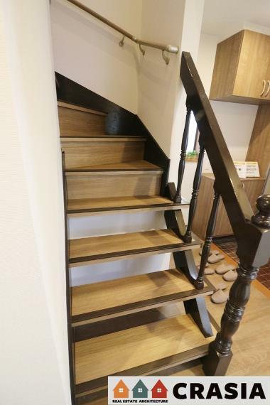 階段には手すりが設置されています。夜の停電などで、夜間の階段を使用することがあっても、手すりがあれば伝って上り下りができ、いざというときに安心です（2023年1月撮影）
