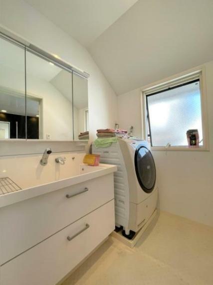 洗面化粧台 ハンドシャワー付き機能的な三面鏡洗面化粧台。ストレスフリーの広さの洗面所。