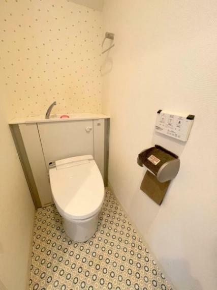 ウォシュレット仕様の一体型多機能トイレです！<BR/>トイレはもちろん1階と2階にあります！