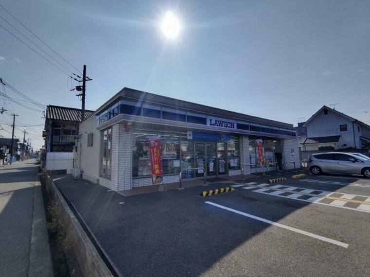 コンビニ 【周辺写真】ローソン加古川平岡町新在家店様まで約200m（徒歩約3分）。歩いて行ける距離に買い物ができる施設があるのはいいですよね。