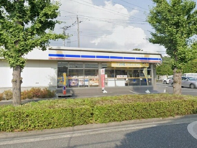 コンビニ 店内は清潔で駐車場の広さもあります。