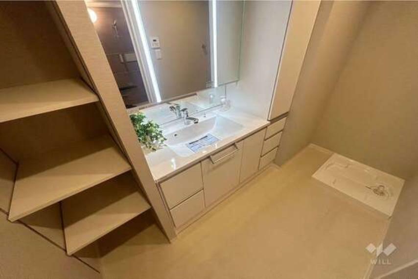 脱衣場 洗面室。鏡横の収納が豊富です。コンセントがあり、身支度に便利です。洗面台の下にも収納スペースがあります。洗面室は広く、朝の身支度がしやすいです。