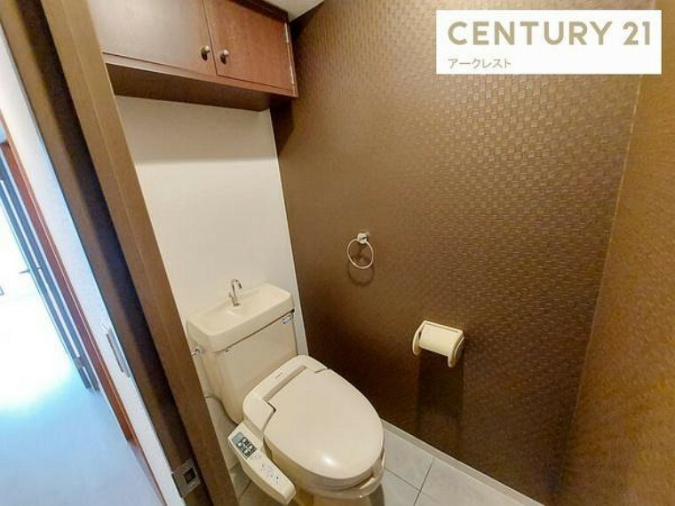 トイレ 収納棚付き温水洗浄便座トイレです