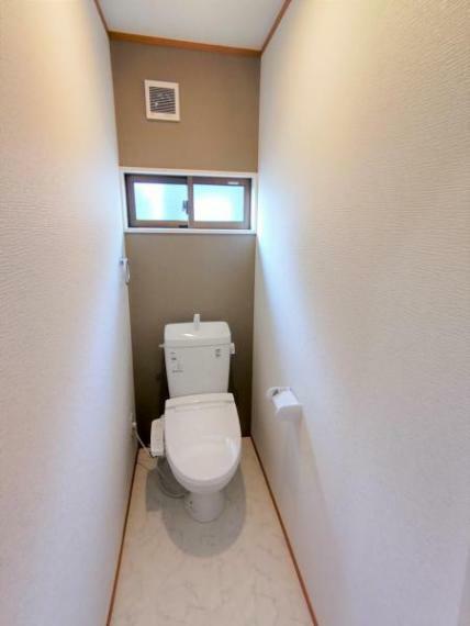 【リフォーム済】1階トイレはLIXIL製の温水洗浄便座トイレに新品交換しました。壁・天井のクロス、床のクッションフロアを張り替えました。毎日家族が使う場所なので、清潔感のある空間に仕上げました。