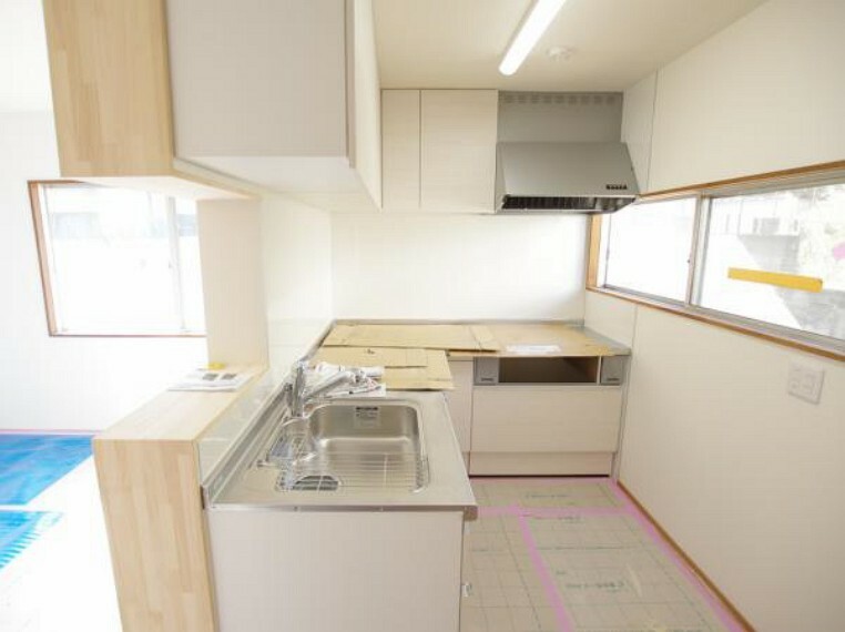 キッチン 【同仕様写真】システムキッチンは永大産業製の2550mmタイプに交換を行う予定です。天板とシンクは人工大理石製で食洗機付きを設置します。