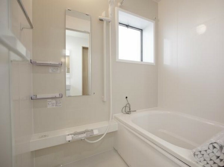 浴室 ハウステック製浴室乾燥機能付きの高い節水効果を持ちながら、肩まわりゆったりの入浴感が楽しめるバランスのとれた浴槽です。0.75坪タイプと少し小さめですが節水になりますよ。