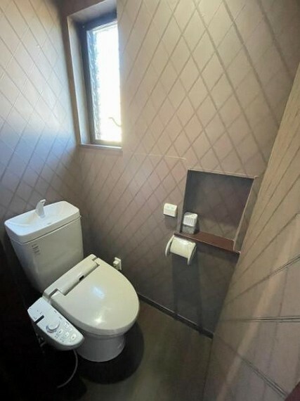シンプルなデザインのトイレ。飾り付けも楽しめます
