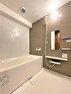 浴室 明るい感じ、贅沢な雰囲気でより快適なバスタイム