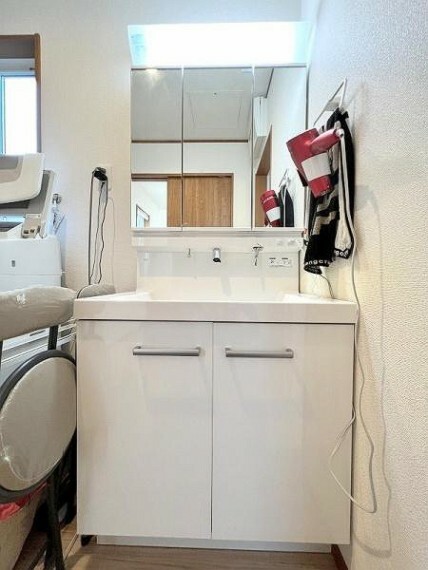 洗面化粧台 ハンドシャワー付き機能的な三面鏡洗面化粧台。ストレスフリーの広さの洗面所。
