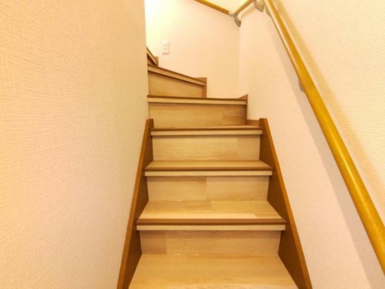 【リフォーム済/階段】階段はフロアタイル張り、手すり交換、ノンスリップ取り付けを行いました。