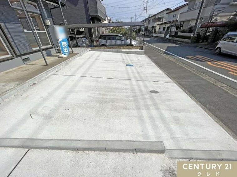 駐車場 駐車場は並列3台可。お友達が遊びに来た時、急な来客時にも安心のゆとりを確保！お子様がマイカーを購入しても1台分の余裕があります。