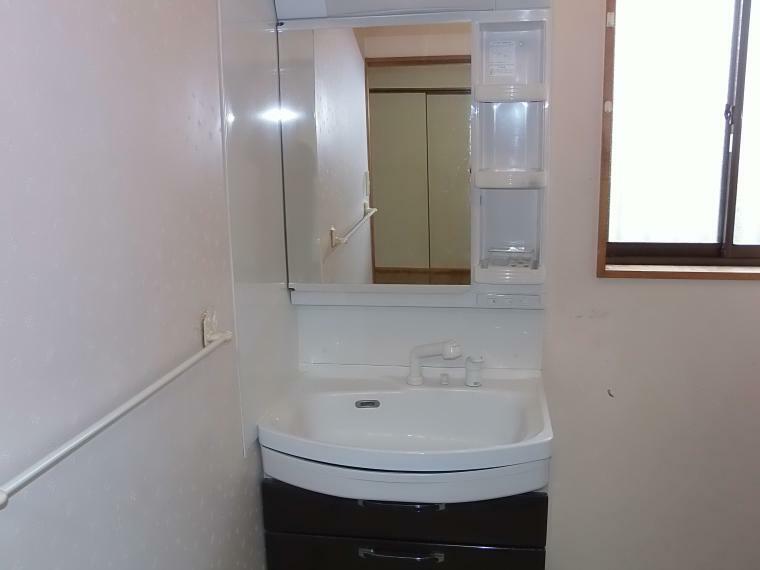洗面ユニット横に洗濯機置き場があります