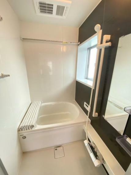 浴室 【リフォーム済/風呂】既存のタイル張りのお風呂は解体し、新品のユニットバスに交換を行いました。湯張りや追い焚きも可能です。