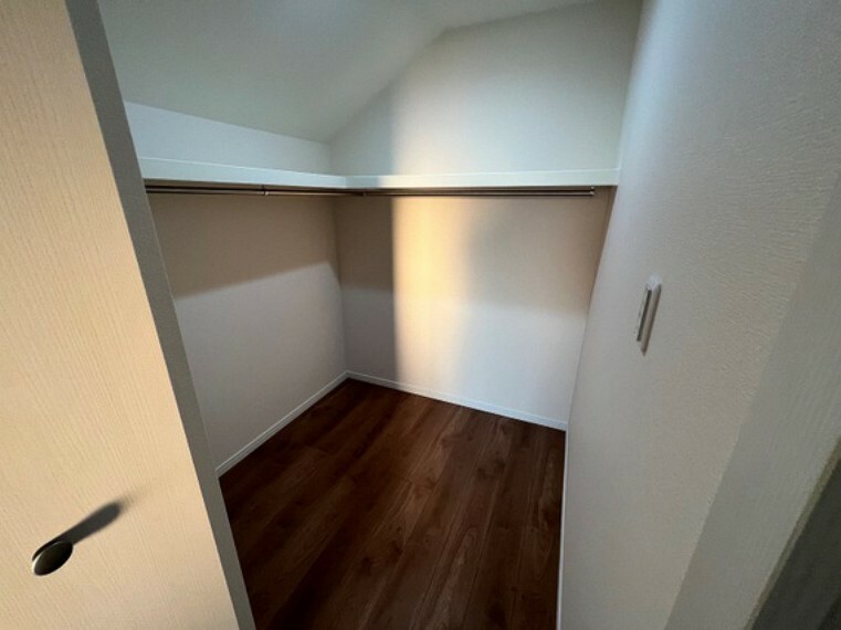 収納 クローゼット完備で、お部屋の生活スペースが有効的に使えますね。