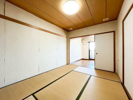 和室 【和室6帖】来客時に客間や宿泊スペースとしても活用できる和室。