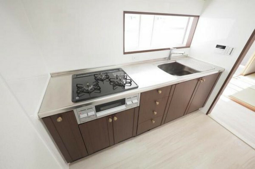 キッチン 独立性のある半個室型のシステムキッチン。カウンター部分からはリビングを見渡すことが可能です
