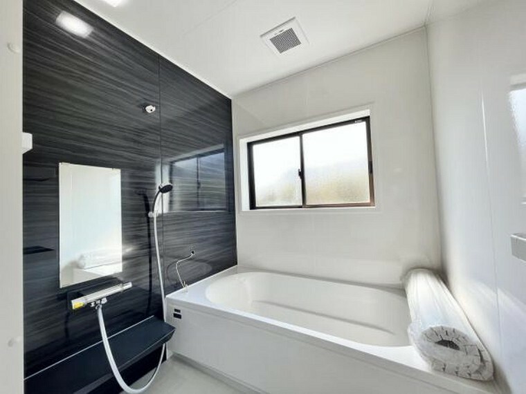 浴室 【設備写真】浴室は新品のユニットバスに交換しました。1坪サイズのお風呂で、1日の疲れをゆっくり癒すことができますよ。